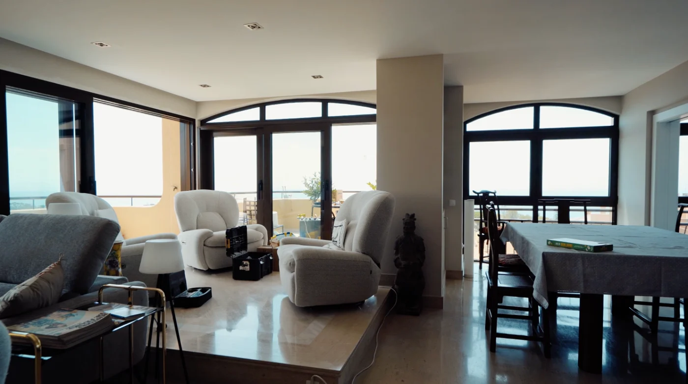 Sala do duplex com vãos em arco em alumínio Cortizo 70 e vista para o oceano