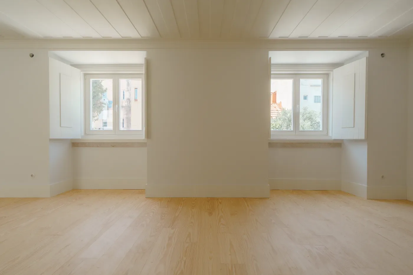 Rua da Esperança, Lisboa — sala com janelas de madeira