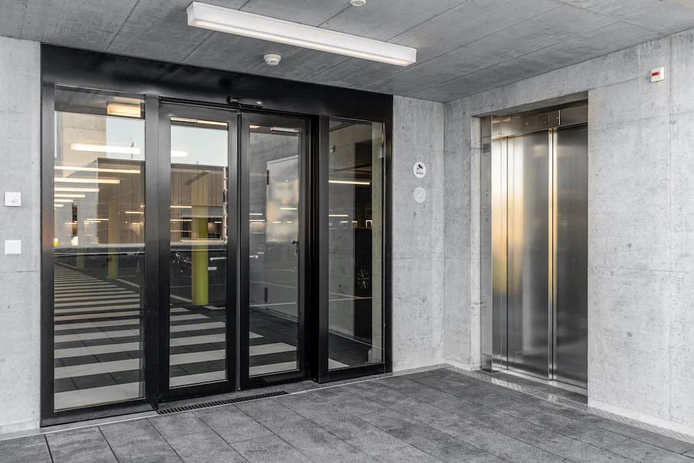 Portas de aço Forster com acabamento lacado a pó preto-castanho no Hospital de Uster.