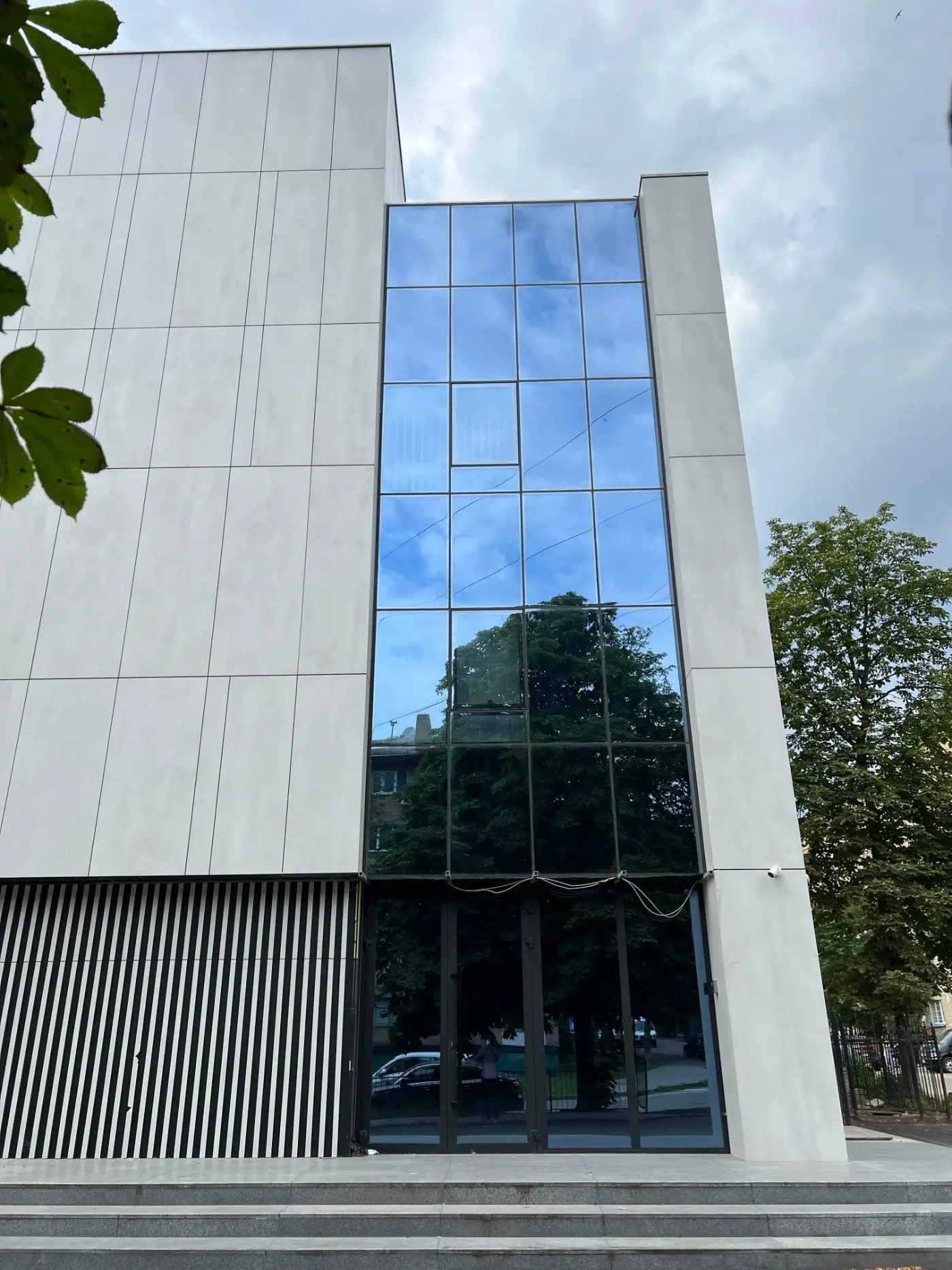 Renovação da fachada de um edifício comercial — fotografia 2