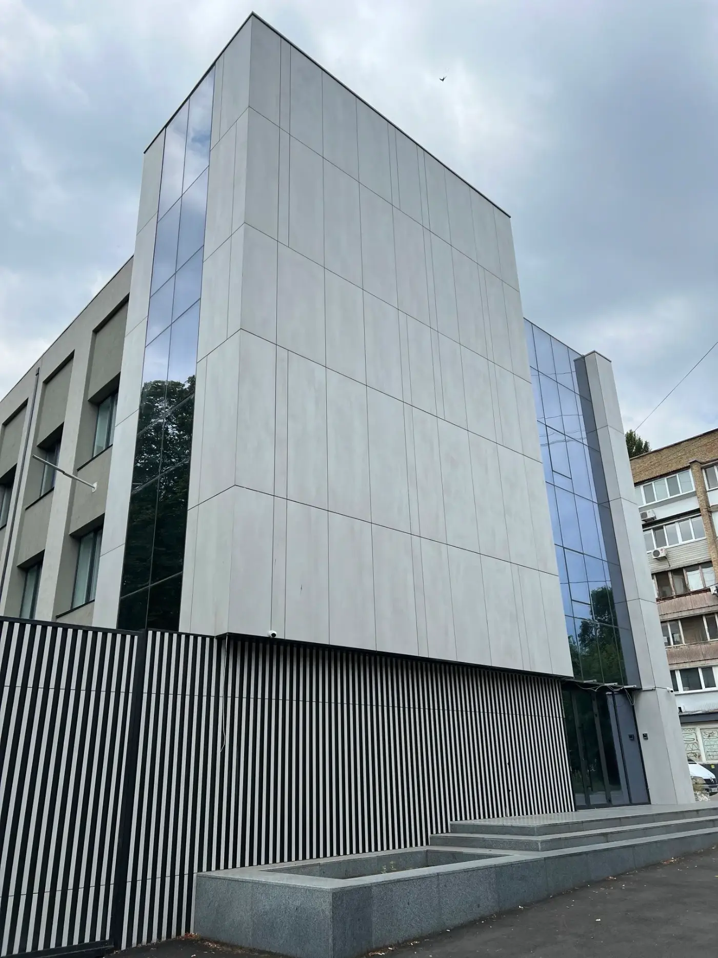 Façade renovation of a commercial building — photo 3