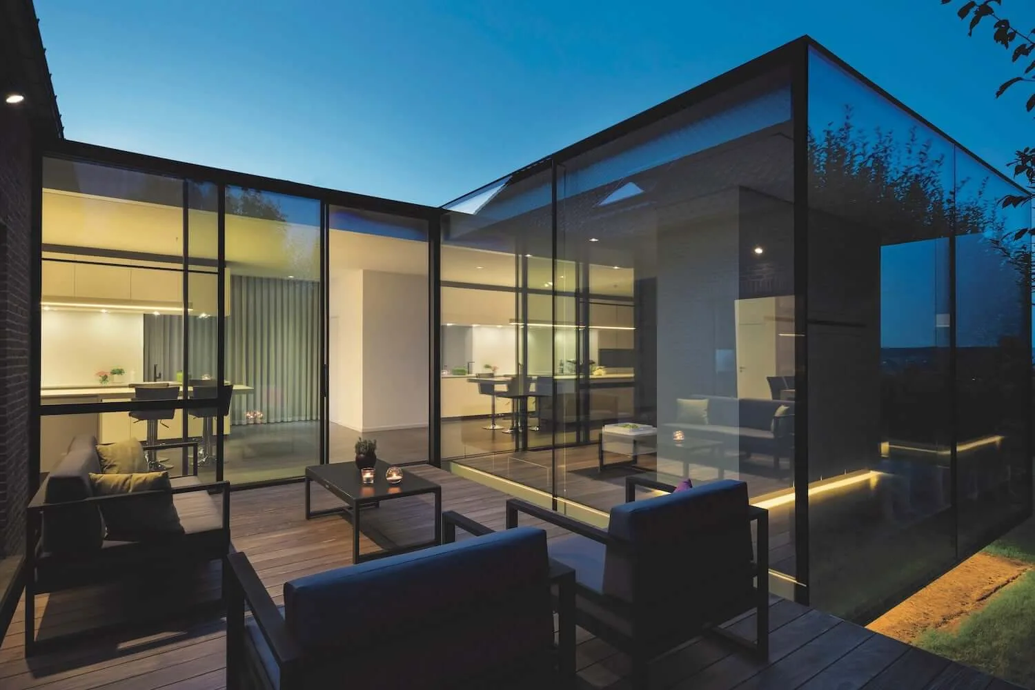 Aluminium sliding system with a large glazed panel