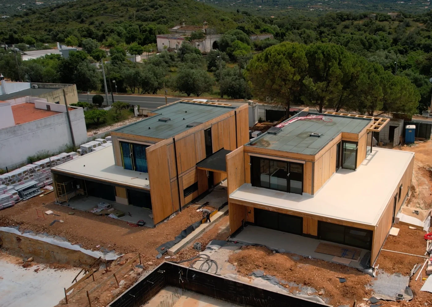 Vista aérea das duas moradias no Algarve, com a caixilharia Alumil já instalada